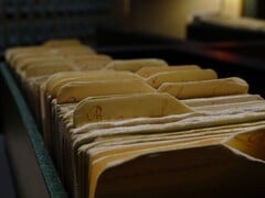 昏暗房间里一排旧的活页夹。