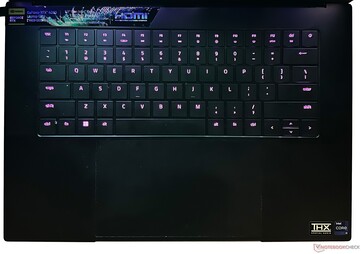 Razer Chroma RGB效果可以自定义，并且很容易通过按键看到。