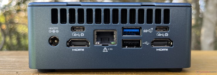 后部直流输入，2 个 USB4（40 Gbps，DisplayPort），2 个 HDMI 2.0，以太网（2.5 G），1 个 USB-A 3.2 Gen 2（10 Gbps），USB-A 2.0
