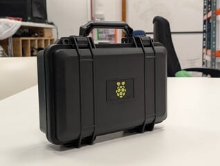树莓派为其“网络终端”选用了坚固耐用的鹈鹕式保护箱。
