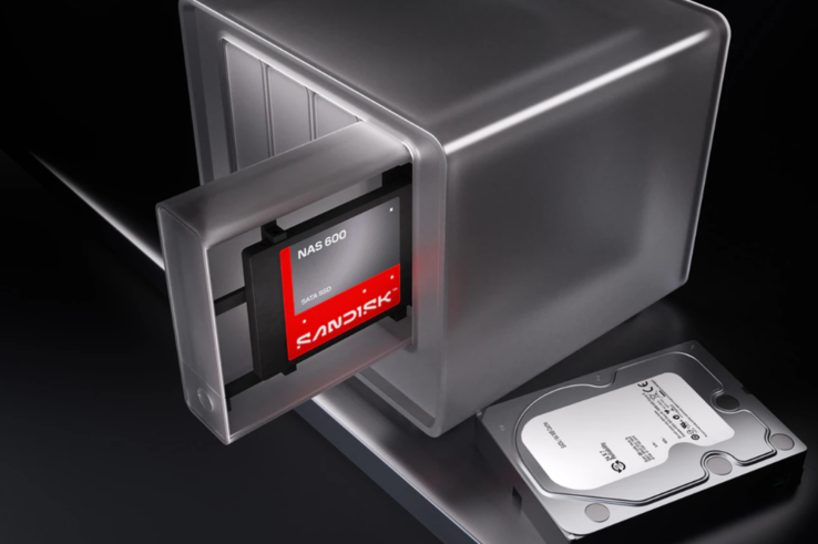 Sandisk NAS 600 SATA SSD 展示在 NAS 硬盘托架中,旁边是一块硬盘4
