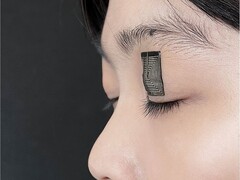 人眼睑上的传感器图像（图片来源：Jun Chen 实验室/加州大学洛杉矶分校；已裁剪）