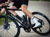 Canyon Endurace:ONfly 电动自行车（如图）配有一个安装在车把上的超薄遥控器，可切换模式并显示辅助状态。(图片来源：Canyon）