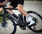 Canyon Endurace:ONfly 电动自行车（如图）配有一个安装在车把上的超薄遥控器，可切换模式并显示辅助状态。(图片来源：Canyon）