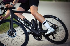 Canyon Endurace:ONfly 电动自行车（如图）配有一个安装在车把上的超薄遥控器，可切换模式并显示辅助状态。(图片来源：Canyon）
