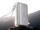 SuperCharge Pro 3 合 1 有两条线缆：一条集成线缆和一条可拆卸线缆。图：电源箱的宣传效果图。 
