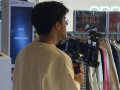 Osmo Pocket 3 和 Osmo Pocket 4（从左到右）。(图片来源：via The New Camera）