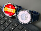 从左至右：华为 Watch GT 7 和小米 Watch S5