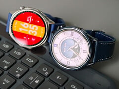 从左至右：华为 Watch GT 7 和小米 Watch S5