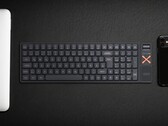 Iqunix Magi96 无线机械键盘与其他技术放在一张桌子上