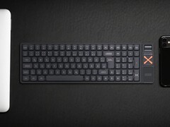 Iqunix Magi96 无线机械键盘与其他技术放在一张桌子上