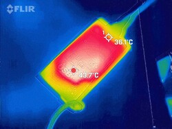 在负载情况下，电源温度最高可达 43.7 °C (110.6 °F)。