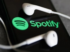一张带有 Spotify 徽标的手机耳机图片。(图片来源：Jakub Porzycki/NurPhoto - Getty Images）