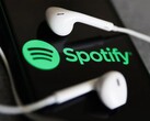 一张带有 Spotify 徽标的手机耳机图片。(图片来源：Jakub Porzycki/NurPhoto - Getty Images）