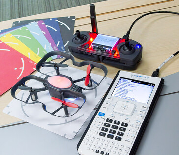 一根电缆将 TI Nspire CX II 图形计算器与用于无人机编程的 Robolink CoDrone Edu 控制器连接起来。(图片来源：德州仪器）