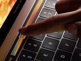 配备 Touch Bar 的 MacBook Pro 问题层出不穷。(图片:Apple)