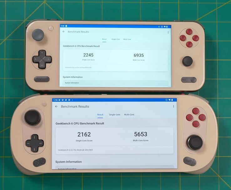 Ayaneo Pocket S2（上）和 Ayaneo Pocket Evo（下）显示 Geekbench 6 CPU 基准测试结果，显示 Pocket S2 的单核和多核分数更高。(图片来源：Retro Game Corps）