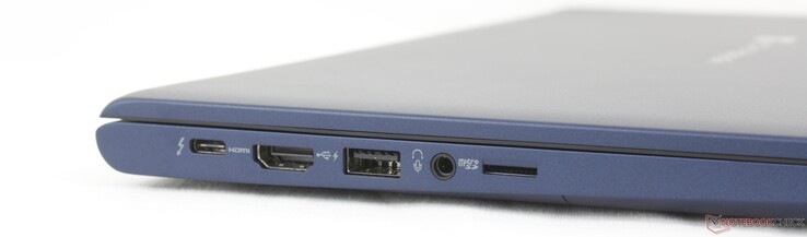 左：USB-C Thunderbolt 4 w/ DisplayPort + Power Delivery、HDMI 2.1、USB-A 3.2 Gen.1、3.5 毫米耳机、MicroSD 读卡器