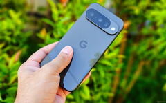 测试显示,Tensor G5 和 G6 在每瓦性能方面落后于竞争对手(图为 Pixel 10)