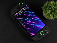 配备 8.8 英寸 OLED 显示屏的联想Legion Go 2 掌上游戏电脑（图片来源：ETA Prime via YouTube）