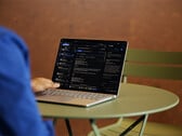 Surface Laptop 8 配备了集成的隐私屏幕技术。