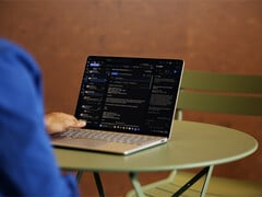 Surface Laptop 8 配备了集成的隐私屏幕技术。