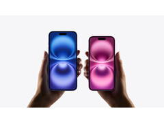 iPhone 16 的宣传图片，灰色背景上的两双手分别握着两种不同颜色的机型。(图片来源：Apple)