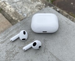 Apple AirPods 3的继任者最早要到2024年才会到来。(来源: Scarbir)