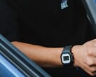 一名佩戴卡西欧G-Shock DW5600TT25-1 x Toyo Tires手表的人正坐在车内。