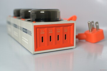 2 个 USB-C 端口的额定输出功率分别为 140 瓦和 100 瓦，另外两个为 30 瓦。
