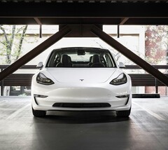 特斯拉 Model 3。一份新报告显示，包括特斯拉在内的电动汽车比内燃机汽车折旧更快（图片来源：Charlie Deets on Unsplash）