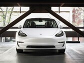 特斯拉 Model 3。一份新报告显示，包括特斯拉在内的电动汽车比内燃机汽车折旧更快（图片来源：Charlie Deets on Unsplash）