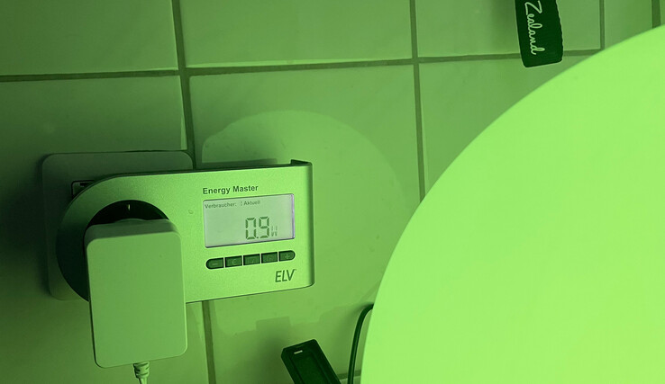 Eve Flare 设置为绿色时，最多消耗 1 瓦（此处为 0.9 瓦）。(照片：Andreas Sebayang/Notebookcheck.com）