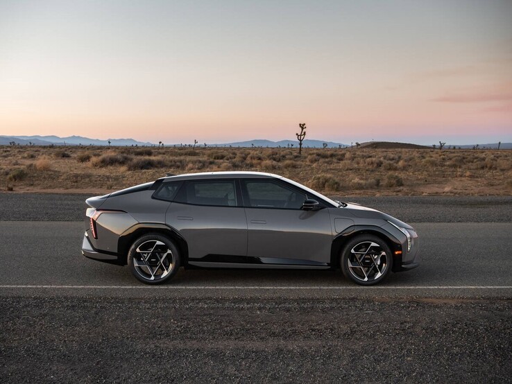 起亚 EV4 纯电动轿车。(图片来源：起亚）