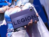 Legion Y700 Infinite 是一款轻薄型平板电脑。图为一名角色扮演者手持该平板的照片。 