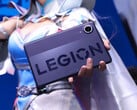 Legion Y700 Infinite 是一款轻薄型平板电脑。图为一名角色扮演者手持该平板的照片。 