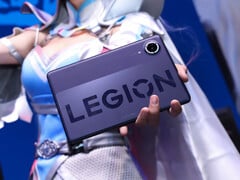 Legion Y700 Infinite 是一款轻薄型平板电脑。图为一名角色扮演者手持该平板的照片。 