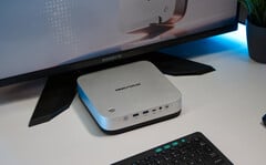 搭载英特尔酷睿Ultra X7 358H处理器和32 GB LPDDR5X内存的Minisforum M2 Pro