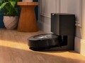 据iRobot公司称，Roomba Combo j7+机器人吸尘器和拖把具有独特的可伸缩拖把设计。(图片来源：iRobot)