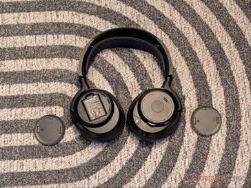 用于更换电池和连接USB-C接口的磁吸式可拆卸面板。