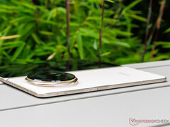 Magic V5 是目前最薄、最轻的可折叠智能手机之一。(图片来源：Notebookcheck）