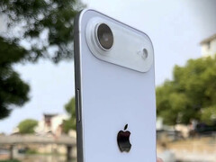 iPhone 17 Air 预计将配备单后置摄像头。图为假机。(图片来源：Majin Bu）