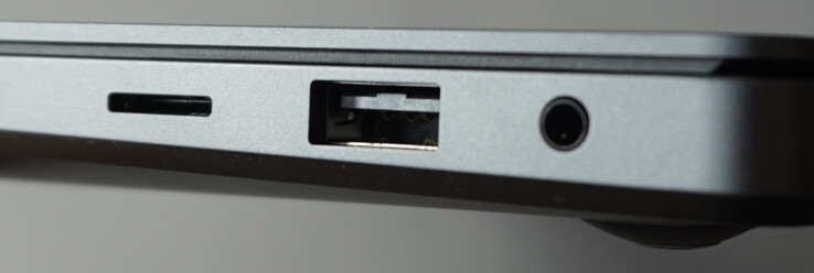 右边：microSD、USB-A（5Gbit/s）、3.5毫米音频插孔