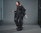 Human in Motion Robotics 公司的自平衡 XoMotion 外骨骼在加拿大获准用于非卧床康复治疗。(图片来源：Human in Motion Robotics公司）