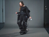 Human in Motion Robotics 公司的自平衡 XoMotion 外骨骼在加拿大获准用于非卧床康复治疗。(图片来源：Human in Motion Robotics公司）