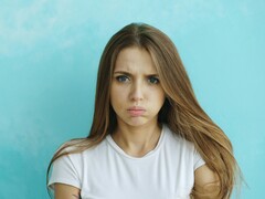 一个人在看到负面结果后表达不满（图片来源：Vitaly Gariev/Unsplash）