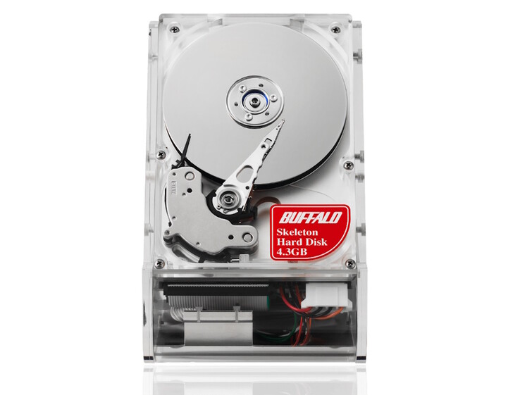 最初的 4.3 GB "骷髅硬盘 "于 1998 年发布。(图片来源：Buffalo）