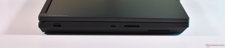 左侧USB-A 3.2 Gen 1、雷电 4、SD 卡