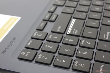 键盘甲板与掌托不在一个平面上，这与老款VivoBook的设计不同。