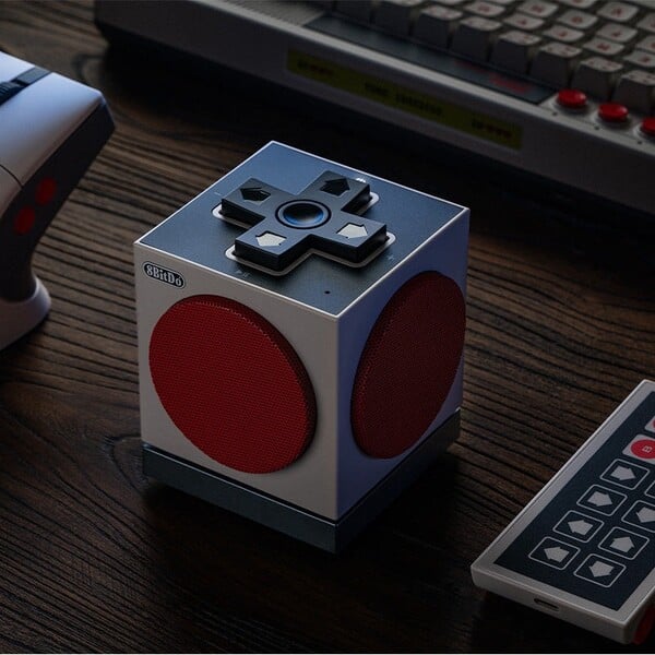 Retro Cube 2 扬声器 - N 版顶部有 D-Pad 式控制按钮。 图片来源:8BitDo